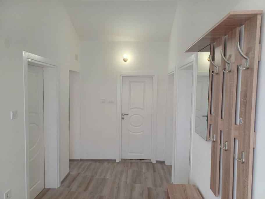 Ferienwohnung Cozy, Fully Equipped, Free Parking&Wifi, Quiet, 2Bd Podgorica Exterior foto